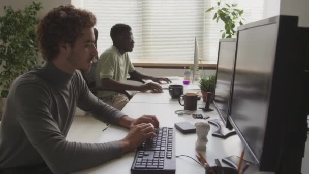 Midjan Upp Två Olika Unga Manliga Programmerare Som Arbetar Stationära — Stockvideo