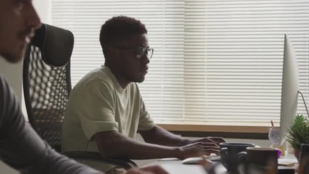 Boční Pohled Pas Nahoru Záběr Dvou Multiracial Mužských Vývojářů Softwaru — Stock video