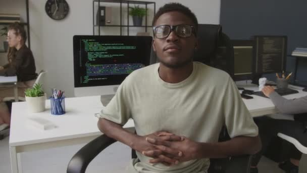 Mittleres Porträt Eines Afroamerikanischen Männlichen Programmierers Der Entspannt Bürostuhl Sitzt — Stockvideo