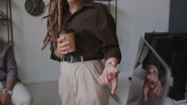 Kafkasyalı genç bir kadının bilgisayar ekranındaki HTML kodunu ofisteki iki ırklı erkek arkadaşa gösterirken orta derece görüntüsü.