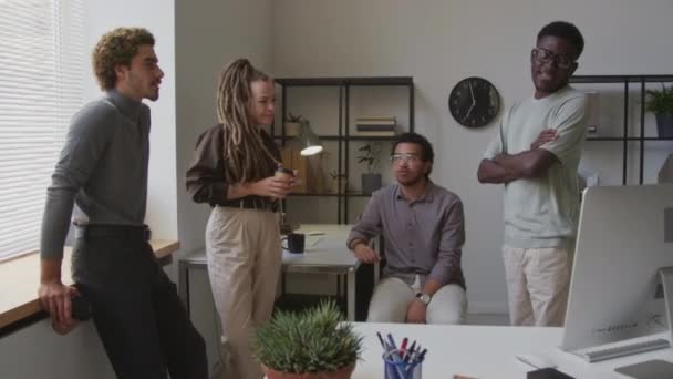 Medelhög Bild Multietniskt Kreativt Team Unga Yrkesverksamma Som Har Brainstorming — Stockvideo