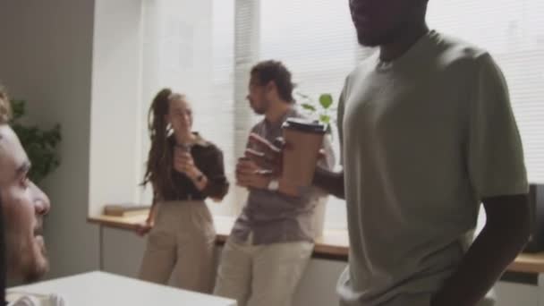 Twee Multi Etnische Mannelijke Collega Die Tijdens Dagelijkse Koffiepauze Het — Stockvideo