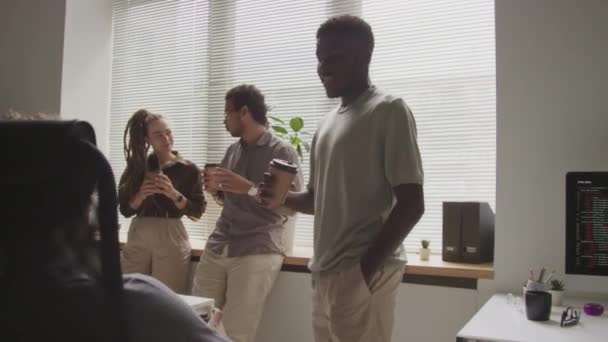 在开放空间办公室的工作场所一起喝咖啡的不同程序员团队的中景照片 — 图库视频影像