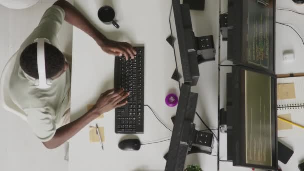 Top View Stan Shot Του Νεαρού Αφροαμερικανού Προγραμματιστή Αρσενικό Ασύρματα — Αρχείο Βίντεο