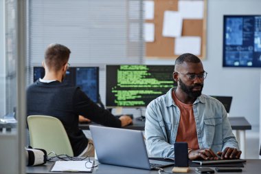 Ofisteki yazılımı programlarken bilgisayar kullanan siyah adamın portresi, boşluğu kopyala