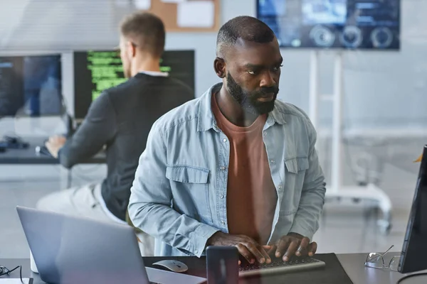 Πορτρέτο Του Νέου Μαύρου Άνδρα Χρησιμοποιώντας Υπολογιστή Ενώ Λογισμικό Προγραμματισμού — Φωτογραφία Αρχείου