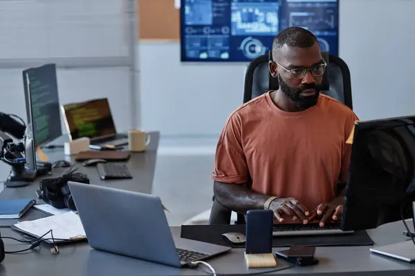 Πορτρέτο Του Νέου Μαύρου Άνδρα Χρησιμοποιώντας Υπολογιστή Στο Γραφείο Υψηλής — Φωτογραφία Αρχείου