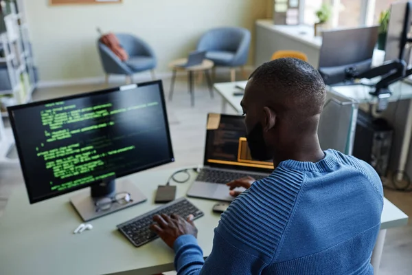 Vista Posterior Del Desarrollador Software Afroamericano Escribiendo Código Lugar Trabajo —  Fotos de Stock