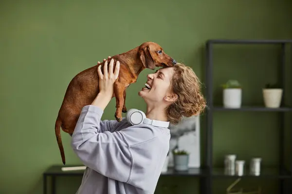 Feliz Joven Propietario Jugando Con Perrito Pie Habitación Casa —  Fotos de Stock