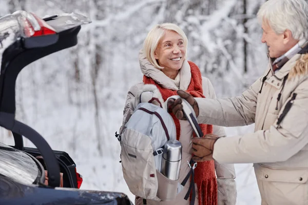Porträt Eines Lächelnden Senioren Paares Das Seinen Wanderrucksack Auszieht Während — Stockfoto