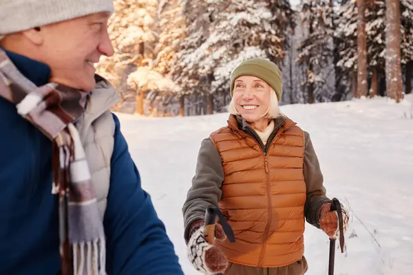 Porträt Einer Lächelnden Seniorin Die Mit Stöcken Winterwald Mit Ihrem — Stockfoto