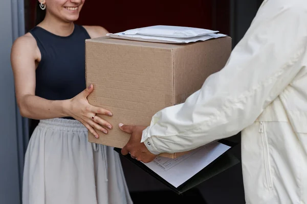 Close Delivery Man Handing Box Smiling Woman House — Stock Photo, Image