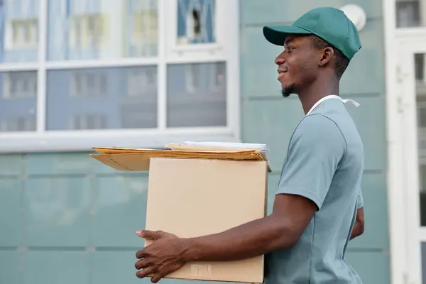 Ritratto Laterale Giovane Consegna Afro Americano Lavoratore Holding Box — Foto Stock