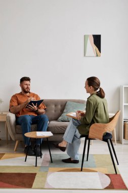 Not defterine not alan genç bir adam özel öğretmenin önünde oturmuş ev dersinde ona yeni konuları anlatıyordu.