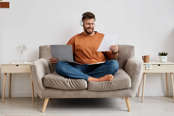 Happy Young Man Laptop His Knees Looking Paper Points New — Stock Photo, Image