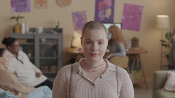 페미니즘 기호의 포스터와 스튜디오 아파트에 서있는 카메라에 자신감을보고 머리를 코카서스 — 비디오