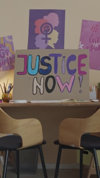Függőleges Nincs Ember Nagyítás Lövés Karton Feminista Transzparens Színes Justice — Stock videók