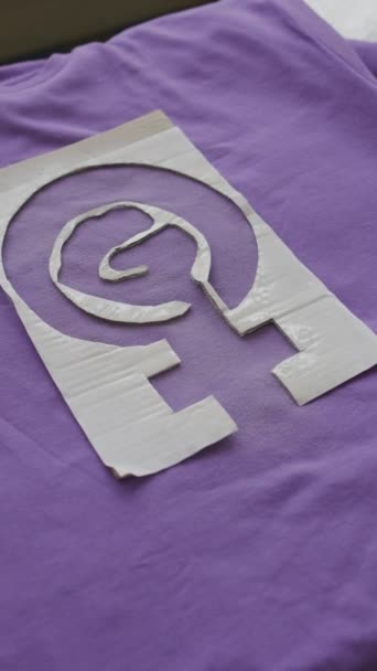 Brak Osób Góry Ujęcia Kartonowego Szablonu Symbolem Feministycznym Fioletowej Bawełnianej — Wideo stockowe