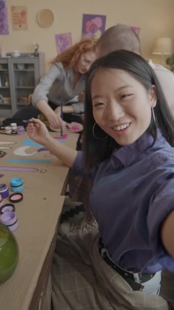 Verticale Handheld Pov Van Jonge Aziatische Vrouwelijke Activist Opnemen Video — Stockvideo