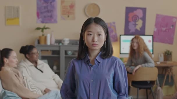 Średni Powolny Portret Młodej Azjatki Spoglądającej Pewnie Kamerę Podczas Feministycznego — Wideo stockowe