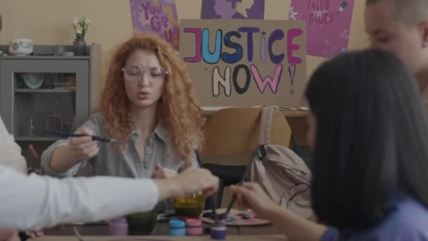 Выстрел Долли Разношерстной Команды Молодых Многорасовых Женщин Сидящих Столом Рисующих — стоковое видео
