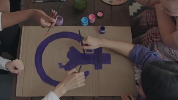 Widok Góry Ujęcia Różnych Aktywistek Rysujących Fioletowy Feministyczny Symbol Tekturowym — Wideo stockowe