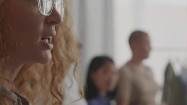 Kadın hakları ve cinsiyet eşitliği için mücadele ederken çeşitli feminist kadınların bağırıp yumruklarını kaldırdığı beyaz kadın aktivistlerin orta derecede yakın çekimi.