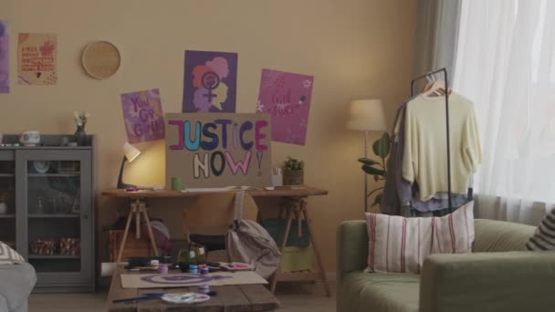 Ingen Mennesker Skutt Moderne Feministisk Rom Interiør Med Håndlagde Plakater – stockvideo