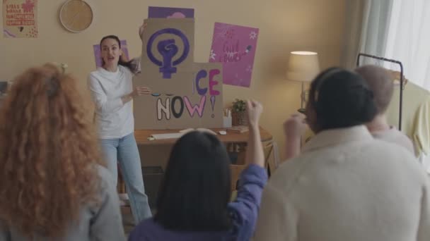 Kadın Hakları Eşitliği Protesto Ederken Feministlerin Bağırıp Çağırdığı Yumruklarını Afişlerini — Stok video