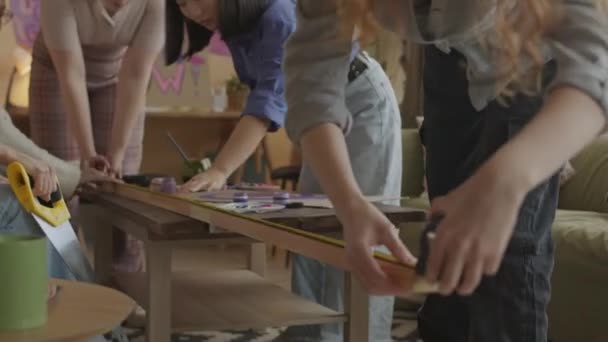 Medelhög Bild Kvinnliga Fackföreningar Unga Oberoende Aktivister Som Arbetar Team — Stockvideo