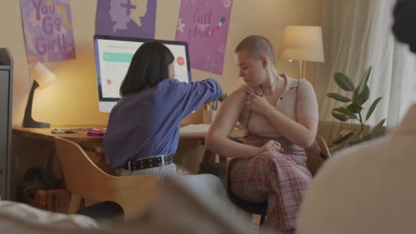 Medium Shot Van Vrouwelijke Activisten Schilderen Paars Feministisch Symbool Schouder — Stockvideo