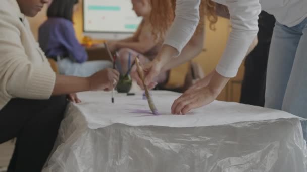 Equipo Jóvenes Activistas Feministas Diversas Dibujando Carteles Pancartas Empoderamiento Mientras — Vídeos de Stock