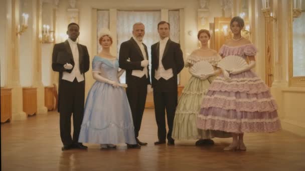 Portrait Complet Six Personnes Aristocratiques Diverses Portant Des Robes Style — Video