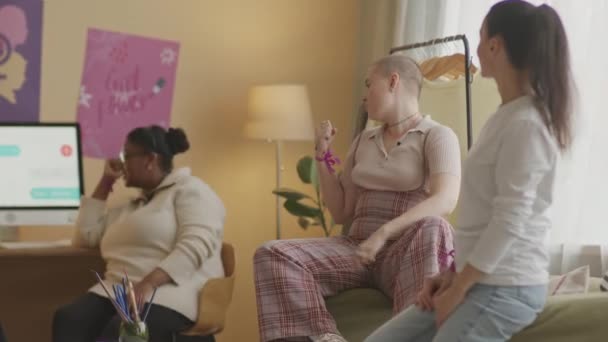 Medelhög Bild Fem Multietniska Unga Kvinnor Med Lila Feministisk Symbol — Stockvideo