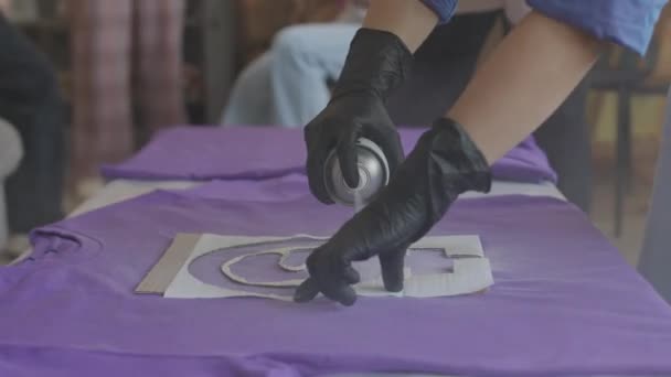 Beskuren Skott Oigenkännlig Kvinna Svarta Handskar Målning Feminist Symbol Lila — Stockvideo
