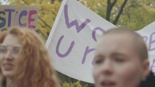 거리에서 시위하는 평등을 싸우는 포스터와 배너를 이니셔티브 — 비디오
