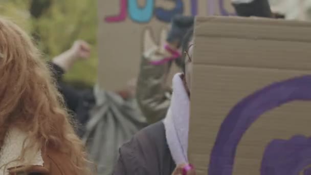 フェミニストのポスターとボディパーツのシンボルを持つ若い独立した女性の多様なチームのチェストアップショットは 屋外でのストライキ中にスローガンを叫びます — ストック動画