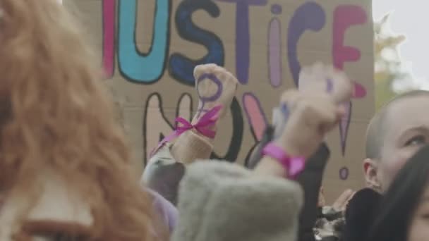 자주색 페미니스트 기호로 주먹을 올리고 파업에 여성의 권리를 싸우면서 이니셔티브 — 비디오