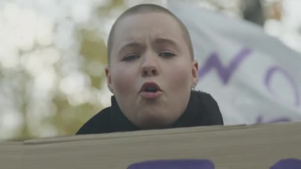 Kafası Tıraşlı Slogan Atan Dışarıda Feminist Grevlere Devam Ederken Kameraya — Stok video