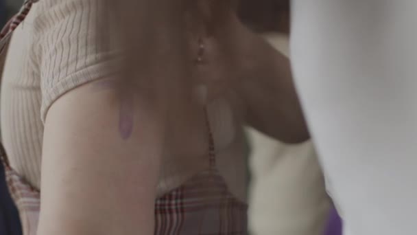 카메라에서 그녀의 어깨에 보라색 페미니스트 기호를 보여주는 수없는 활동가의 슬로우 — 비디오