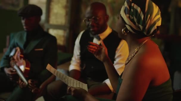 Mittlere Aufnahme Einer Talentierten Afroamerikanischen Jazzband Mit Weiblicher Leadsängerin Die — Stockvideo