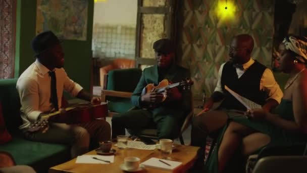 非洲裔美国人音乐四重奏 女歌手在华丽的复古爵士俱乐部围坐在一起 为晚上的音乐会排练 — 图库视频影像