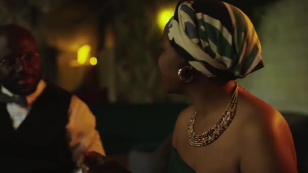 Vita Artistico Giovane Donna Afroamericana Indossa Fantasia Velo Collana Perline — Video Stock