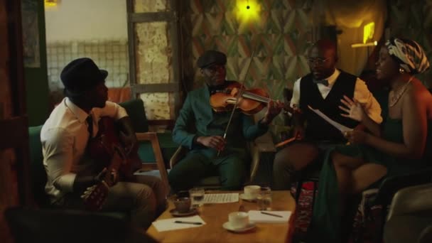 Giovane Jazz Band Afroamericana Quattro Persone Vestite Con Abiti Vintage — Video Stock
