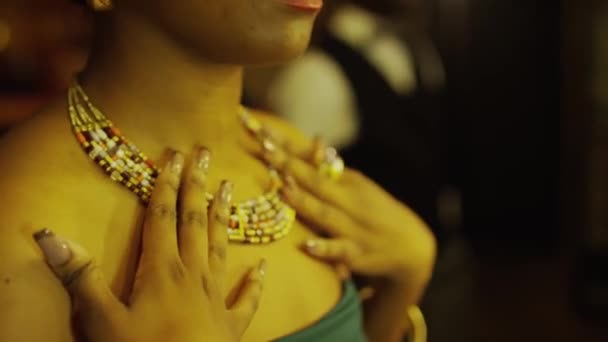 Gros Plan Moyen Jeune Chanteuse Noire Regardant Collier Perles Sur — Video