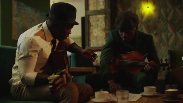 Plan Moyen Deux Musiciens Jazz Noirs Sexe Masculin Avec Guitare — Video