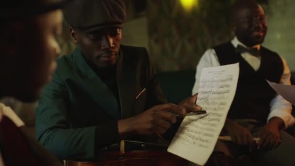 Midjan Upp Begåvade Unga Afroamerikanska Manliga Jazzmusiker Tittar Notblad Och — Stockvideo