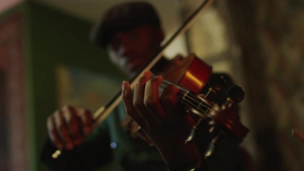 身穿深绿色西服 头戴黑色贝雷帽的年轻黑人男子 在古董派风格的豪华音乐俱乐部演奏爵士小提琴 灯光暗淡 — 图库视频影像