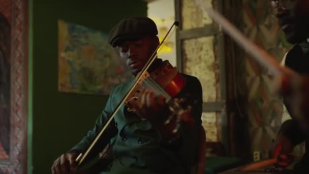 Tiro Médio Jovem Negro Boina Tocando Violino Enquanto Seu Amigo — Vídeo de Stock