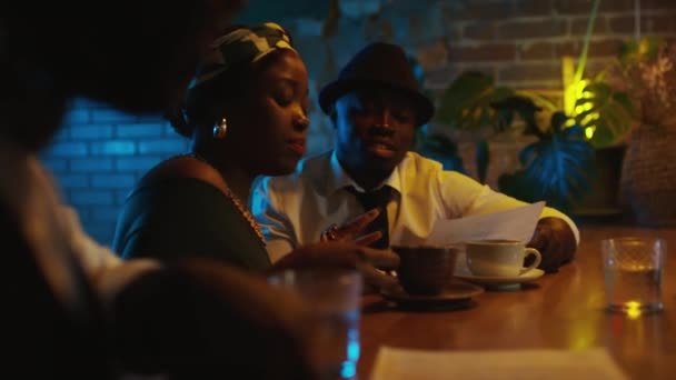 年轻的非洲裔美国爵士二重唱歌手深夜在酒吧写歌 坐在木制吧台边讨论 — 图库视频影像